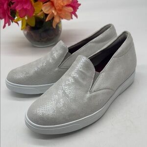 Munro Silver Textured Slip-On Sneakers Size 7 BLO9071G